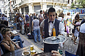 Kellner mit Tablett, Bar, Plaza Dorrego, San Telmo, Buenos Aires, Argentinien