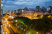 Avenida 9 Julio in der Nacht, Buenos Aires, Argentinien