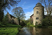Germany. Ratingen, Anger, Schwarzbach, Bergisches Land, Rhineland, North Rhine-Westphalia, NRW, moated castle Haus zum Haus at the Anger, ditch, Middle Ages