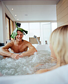 Paar in einem Whirlpool, Arosa Spa Resort Travemünde, Travemünde, Lübeck, Schleswig-Holstein, Deutschland