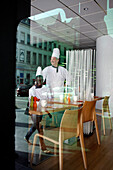 Köche im Restaurant und Spiegelung in der Scheibe des Hotel BLOOM, Brüssel, Belgien