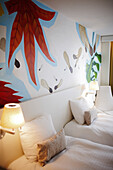 L-Twin-Zimmer, Freske von Künstlerin Debbie Thamara De Leau, Hotel BLOOM, Brüssel, Belgien