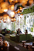 Paar in einem Hotelrestaurant, SmoodS living room, Hotel Bloom, Brüssel, Belgien