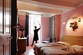 Frau macht den Vorhang auf, Doppelzimmer, B und B Chambre Avec Vue, Luberon, Frankreich