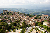 Blick über Saignon auf Luberon, Provence-Alpes-Côte d Azur, Frankreich