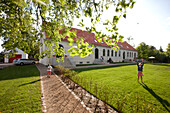 Kinder spielen auf einer Wiese vor einem Hotel, Kavaliershaus Finckener See, Fincken, Mecklenburg-Vorpommern, Deutschland