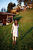 Frau läuft über eine Wiese bei Biohotel Grafenast, Am Hochpillberg, Schwaz, Tirol, Österreich