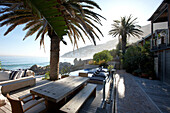 Menschenleere Terrasse mit Meerblick, Clifton 4th beach, Atlantic Seaboard, Kapstadt, Südafrika, Afrika