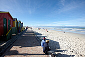 Strand von Muizenberg mit bunten Badehäuschen, Peninsula, Kapstadt, Südafrika, Afrika