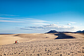 Menschen in den Dünen El Jable, Corralejo, Fuerteventura, Kanarische Inseln, Spanien