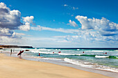 Wellenreiter am Strand, El Cotillo, Fuerteventura, Kanarische Inseln, Spanien