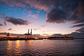 Hafen bei Sonnenuntergang, Puerto de la Luz, Las Palmas, Gran Canaria, Kanarische Inseln, Spanien, Europa