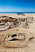 Dinosaurier Sandskulptur im Sonnenlicht, Playa de Las Canteras, Las Palmas, Gran Canaria, Kanarische Inseln, Spanien, Europa