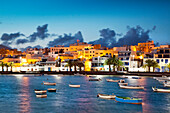 Beleuchtete Häuser am Charco de San Gines am Abend, Arrecife, Lanzarote, Kanarische Inseln, Spanien, Europa