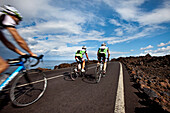 Radfahrer an der Felsküste Los Hervideros, Lanzarote, Kanarische Inseln, Spanien, Europa