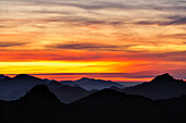 Sonnenuntergang über den Bayerischen Bergen mit Blick auf Rossstein und Buchstein, Risserkogel, Bayerische Voralpen, Oberbayern, Bayern, Deutschland