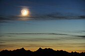 Mond über dem Gebirgskamm des Karwendel, Risserkogel, Bayerische Voralpen, Oberbayern, Bayern, Deutschland