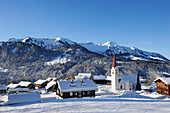 Ortschaft Sibratsgfäll mit Allgäuer Alpen im Hintergrund, Sibratsgfäll, Vorarlberg, Österreich