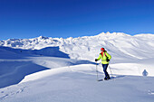 Frau steigt auf Skitour auf zum Nadernachjoch, Skitour Nadernachjoch, Neue Bamberger Hütte, Kitzbüheler Alpen, Tirol, Österreich