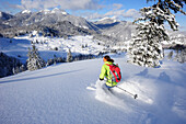Frau fährt auf Skitour vom Schildenstein ab, Schildenstein, Tegernseer Berge, Bayerische Voralpen, Oberbayern, Bayern, Deutschland