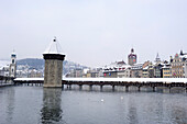 Kapellbrücke mit Wasserturm und überdachte Holzbrücke über die Reuss, Luzern, Schweiz