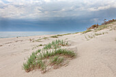 Dünen von Leba mit Regenwolken über die Ostsee, UNESCO Weltnaturerbe, Slowinski National Park, Polnische Ostseeküste, Leba, Pommern, Polen