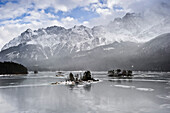 Eibsee und Zugspitze im Winter, Garmisch-Partenkirchen, Bayern, Deutschland