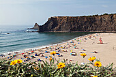 Menschen am Strand bei Odeceixe, Atlantikküste, Algarve, Portugal, Europa