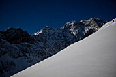 Skitour bei Mondlicht mit Stirnlampe, Alpspitz, Wetterstein, Oberbayern, Deutschland