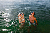 Junges Pärchen badet im Starnberger See, Bayern, Deutschland