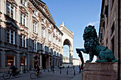 Löwenstatue bei Feldherrnhalle, Odeonsplatz, München, Oberbayern, Deutschland, Europa