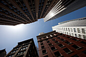 Blick von unten auf Hochhäuser und Sonnenreflex auf Fassade, San Francisco, Kalifornien, USA, Amerika