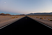 Mond über Death Valley Road und Wüstengebirge, San Bernardino, Kalifornien, USA, Amerika