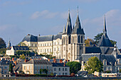 Blick auf Blois mit Château Blois und St. Nicolas Kirche, Blois, Loir-et-Cher, Frankreich, Europa