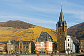 Blick auf Bernkastel-Kues, Bahnhofstraße, Herbst, Bernkastel-Kues, Rheinland Pfalz, Deutschland