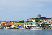 Blick auf Hafenstadt mit Festung Carlsten, Marstrand, Bohuslan, Västra Götalands län, Schweden, Europa
