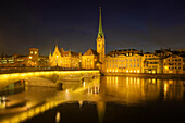 Münsterbrücke mit Frauenmünster in der Dämmerung, Zürich, Schweiz