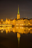 Münsterbrücke mit Frauenmünster in der Dämmerung, Zürich, Schweiz