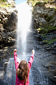 Mädchen vor Wasserfall, Hotel Feuerstein, Gossensaß, Brenner, Südtirol, Trentino-Südtirol, Italien