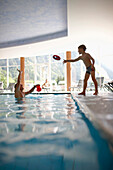 Vater und Sohn spielen im Pool, Hotel Feuerstein, Pflersch, Gossensaß, Südtirol, Italien