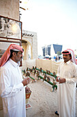 Falkenverkäufer und Kunde verhandeln, Doha, Katar