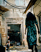 Typischer Krämerladen mit alter Sansibar Tür, Hurumzi Straße nahe Emmerson Spice, Stone Town, Sansibar, Tansania, Ostafrika
