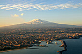 Vulkan Ätna mit Catania, Sizilien, Italien