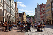 Strassencafe und historische Häuser entlang der Altstadtgasse, Landshut, Niederbayern, Bayern, Deutschland, Europa