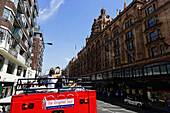 Tourist fotografiert Harrods bei einer Stadtrundfahrt, Brompton Road, Knightsbridge, London, England, Großbritannien, Europa