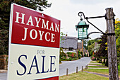 Hinweisschild für Hausverkauf in der High Street, Stanton, Gloucestershire, Cotswolds, England, Großbritannien, Europa
