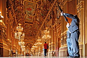 Menschen im Grand Foyer der Opera Garnier, Paris, Frankreich, Europa