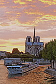 Ausflugsschiff auf der Seine mit Notre Dame bei Sonnenuntergang, Paris, Frankreich, Europa