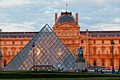 Louvre und die Pyramide des I.M. Pei im Abendlicht, Paris, Frankreich, Europa