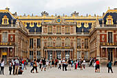 Menschen vor dem Schloss von Versailles, Ile de France, Frankreich, Europa